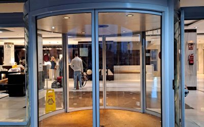 Seis beneficios de las puertas curvas que las convierten en la elección idónea
